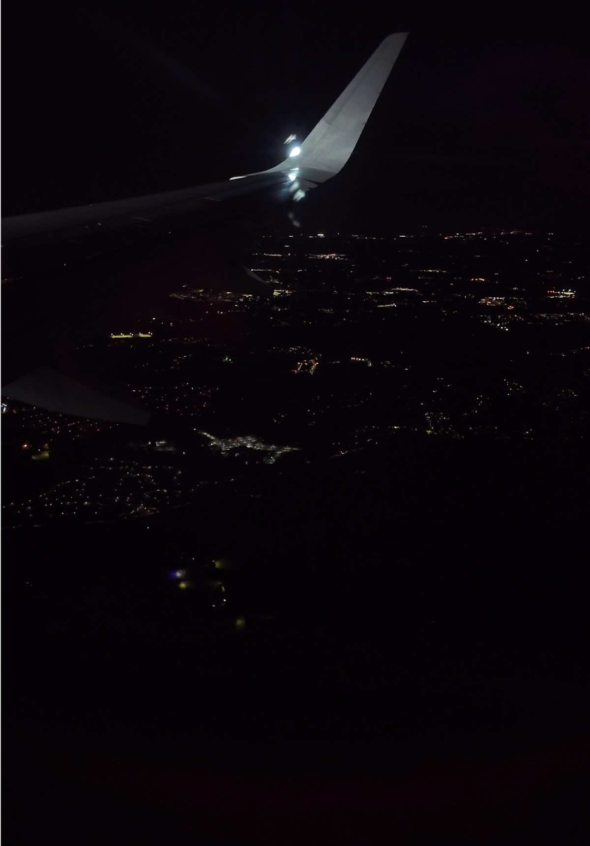 Night flights are such a vibe 🌑🖤 #traveltok #3amthoughts #planeview #nightflight #vibe #aesthetic #nightaesthetic #citynight #latenight 