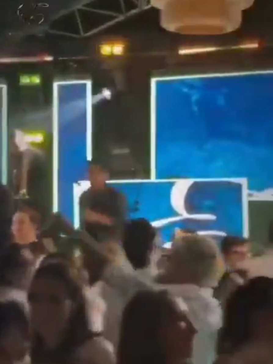 Ya sé que hay gente que no está de acuerdo con que se publique este video… pero yo sí lo voy a hacer ✨Porque lo que sentí al verlo fue tan bonito que no puedo quedármelo solo para mí 🥺💖 Ver a Juan Pablo Villamil bailando con Juliana, la novia de Isaza, fue una escena llena de dulzura, respeto y cariño 🩵 Bailaron como si el mundo se detuviera por un momento… como si la música les hablara al corazón 🎶💫 Y yo, sinceramente, también sueño con un baile así: uno que no solo sea pasos, sino emoción… #jpvillamil7 #juanpablovillamil #jpvillamil #enamorata #moratfans #moratbanda #moratlover #gobiernodeturno #juliana 