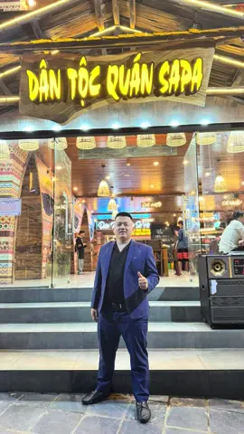 ⸻ 🌟 HÂN SETUP – NGƯỜI SẮP XẾP KHÔNG CHỈ LÀ NHÀ HÀNG 🌟 Có người chọn ổn định. Có người chọn hào quang. Còn Hân Setup – chọn bắt đầu từ những điều nhỏ bé nhất: 👉 Một chiếc bàn lệch, 👉 Một quy trình vận hành rối, 👉 Một không gian F&B tưởng chừng chẳng ai để ý. Nhưng đằng sau những bước chân nhẹ nhàng và sự kiên nhẫn đó, Là cả một trái tim đang lặng lẽ xếp lại chính cuộc đời mình. Giữa bộn bề nợ nần, lo toan và mất phương hướng, Hân vẫn đi, vẫn sắp xếp – không chỉ quán, mà còn chính mình. ⸻ Hân không giỏi PR bản thân, Cũng không thích khoe những điều mình làm được. Nhưng ai từng làm việc cùng, Sẽ nhận ra: Mỗi cái khay, cái chén, mỗi quy trình vận hành đều mang dấu ấn của Hân – 👉 Không khoa trương 👉 Không ồn ào 👉 Chỉ lặng lẽ, tỉ mỉ, và đầy tâm huyết. ⸻ Thứ Hân có nhiều nhất, không phải kỹ năng. Mà là sự kiên cường. Trong lúc người khác chọn bỏ cuộc, Hân chọn… sắp xếp lại tất cả. Bắt đầu lại từ con số 0. Bắt đầu lại từ những gì tưởng như vụn vỡ. Có lần Hân nói một câu khiến ai cũng lặng đi: “Tui không làm để nổi tiếng, Tui làm để không bị bỏ lại.” ⸻ Có thể hôm nay, Hân Setup vẫn chưa phải cái tên “nổi như cồn” trong ngành. Nhưng với những người hiểu nghề, Hân là biểu tượng của sự bền bỉ, âm thầm, và hồi sinh. Một người không chỉ sắp xếp bàn ghế – Mà còn sắp xếp lại cả cuộc đời mình, Từng chút một. Từng bước một. ⸻ 💬 “Chúng ta không thể kiểm soát mọi thứ trong cuộc đời, nhưng ta có thể học cách sắp xếp lại nó – từng bước một.” Và Hân Setup – chính là minh chứng cho điều đó. 💪 ⸻ 📌 #HanSetup 📌 #NguoiSauHauTruong 📌 #FBSaigon 📌 #ChuyenDiKhongHaoQuang 📌 #HanDiDauVay