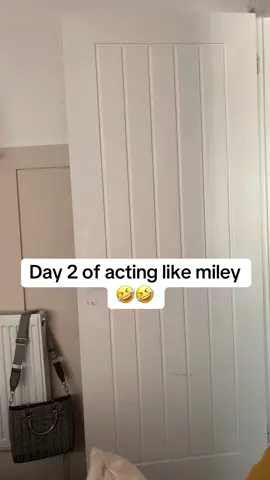 Day 2 of acting like miley 🤣 #fyp #fyppppppppppppppppppppppp #viral #fyppp #viralvideos #jokes #funny #skitz #chav #miley 