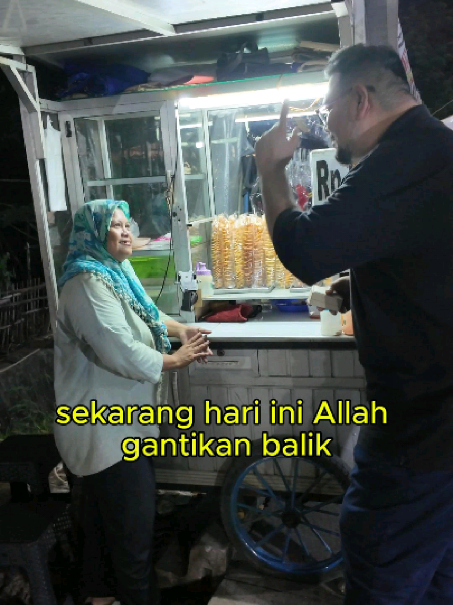 Ibu ini amat aku hormati banget kekuatan dan kejujuran nya… Beliau langsung positive dan tenang aja daya pemikir nya hadapi kehidupan yg keras…liat aja guyss #cikgushaari #fypシ #rezeki #indonesia  #bahagia #fyp #bahagiacaracikgushaari