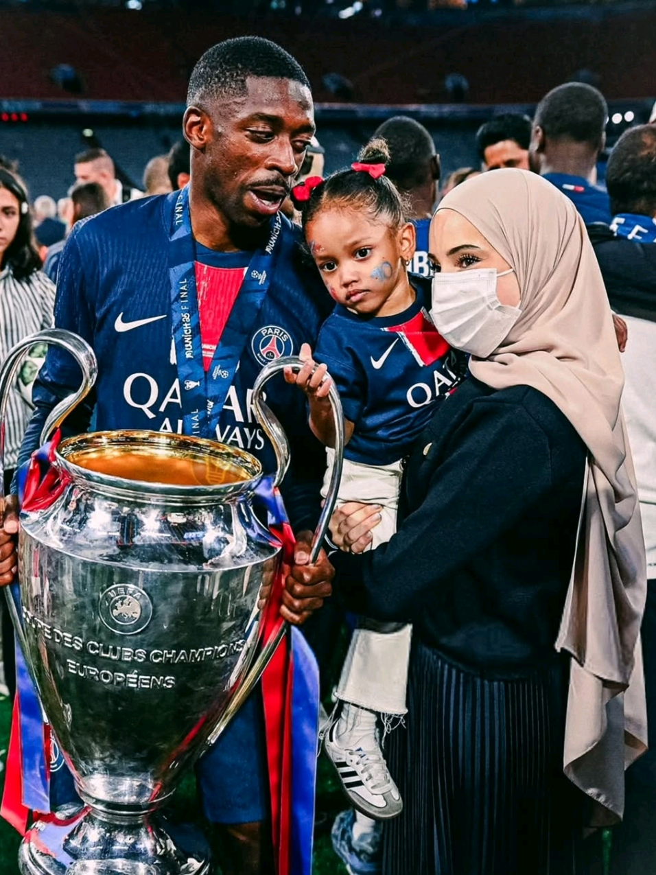 Ousmane Dembele bersama keluarganya ❤  Dembele pindah dari Barcelona ke PSG tahun 2023. Musim ini ia tampil luar biasa di bawah asuhan Luis Enrique. Dembele berhasil raih trofi UCL pertama dalam karirnya. Kontribusi Dembele di PSG musim ini: 🎮 49 Games ⚽ 33 Gol 🅰️ 13 Assist #CapCut #dembele #psg #football #fypシ 