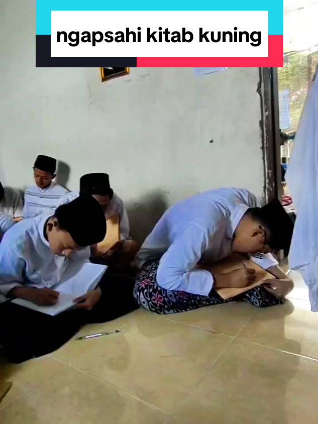 ngapsahi kitab adalah memaknai kitab bhs Arab dg bhs Jawa, metode ini di mulai oleh kiai Kholil bngkalan#santripondok #santringaji #santriindonesia #ngajikitabkuning #ngajikitabpesantren 