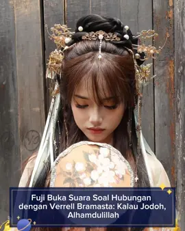 Fuji Buka Suara Soal Hubungan dengan Verrell Bramasta: Kalau Jodoh, Alhamdulillah Akar Kata, JAKARTA – Isu kedekatan Fujianti Utami alias Fuji dengan aktor sekaligus anggota DPR, Verrell Bramasta, kembali jadi sorotan.  Dalam pernyataannya pada 31 Mei 2025 di Kebayoran Baru, Jakarta Selatan, selebgram berusia 22 tahun ini menegaskan bahwa dirinya tidak ingin memaksakan hubungan. “Kalau memang kami berjodoh ya alhamdulillah. Tapi kalau tidak, ya kan masih bisa berteman,” ujar Fuji kepada awak media. Fuji berharap para penggemar bisa memberi ruang dan mendoakan yang terbaik atas hubungannya dengan putra sulung Venna Melinda itu. “Doakan saja yang terbaik untuk kami. Jangan terlalu mengatur,” tambahnya. Tak hanya kepada Fuji, Verrell disebut memiliki hubungan yang hangat dengan keponakan Fuji, Gala Sky Andriansyah.  Menurut Fuji, Verrell kerap menunjukkan perhatian dengan memberi hadiah kepada bocah berusia 4 tahun itu. “Alhamdulillah, dia baik banget ya. Sering ngasih Gala mainan juga kan,” ungkap pemain film Bukan Cinderella itu. Fuji juga merasa beruntung karena diterima hangat oleh Venna Melinda, ibunda Verrell. “Mama memang baik banget. Beliau menyambut aku dengan baik dan hangat,” ucap Fuji, penuh syukur. Isu kedekatan Fuji dan Verrell mencuat setelah Fuji terlihat mengunjungi Gedung DPR/MPR RI di Senayan pada 16 Januari 2025.  Spekulasi semakin menguat ketika Verrell memperkenalkan Fuji ke keluarganya saat bulan Ramadhan. Bahkan, Venna Melinda sempat membuat konten TikTok bersama Fuji kala itu. Sumber Foto: https://www.instagram.com/fuji_an #akarkata88 #Fuji #VerrellBramasta #FujiVerrell #BeritaArtis #GosipArtis #BeritaSelebriti #KabarArtis #PasanganArtis #VennaMelinda #GalaSky #RumorAsmara #FujiBukaSuara #ArtisIndonesia #SelebgramIndonesia #VerrellFuji 