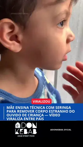 Uma mãe compartilhou nas redes sociais uma técnica simples, mas muito útil, para retirar pequenos objetos do ouvido de crianças. No vídeo, ela mostra como usa uma seringa com água morna, aplicando jatos suaves dentro do ouvido para desalojar o corpo estranho. A dica viralizou entre pais e cuidadores por ser prática e, em muitos casos, evitar a ida imediata ao hospital. ⚠️ No entanto, especialistas alertam: a técnica só deve ser feita se a criança não estiver com dor, secreção ou sangramento. Em casos mais delicados, é fundamental procurar um médico para evitar danos ao ouvido. (Reprodução: redes sociais) Via: @thabatapetrole 