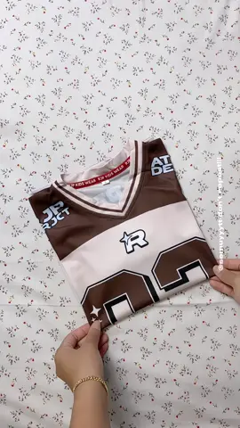 Jersy anak lagi nih , warna coklat nya cakep bgtttt😍😩🫵🏻#jersy #jersyanak #kaos #kaosjersy #kaosviral 