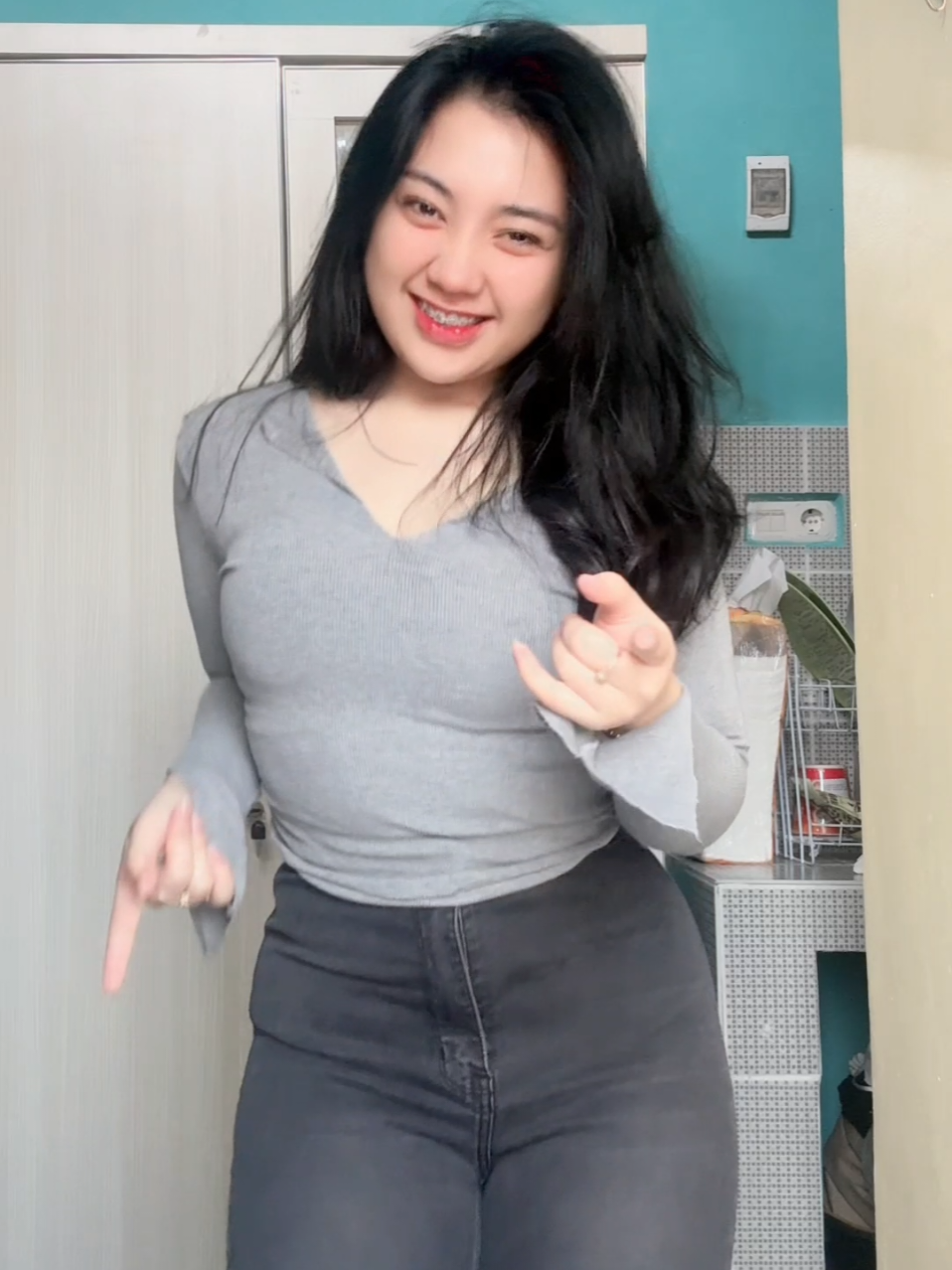 Ada Yang Panas #hayyiduniaa #soundtrending #idamanmu #trendingtiktok #wanitaidaman #viralvideo #manispedesngegigit #cantik #lewatberandafyp #gemesin 