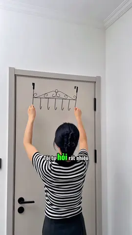 Với móc cửa này, bạn có thể treo túi xách, mũ và quần áo sau khi tan sở. Bạn có thể treo chúng trên cửa phòng ngủ và phòng tắm!! #moctreoquanaosaucua #tienich #giadungphongngu #creatorsearchinsight #thietthuc #jizonguyen 