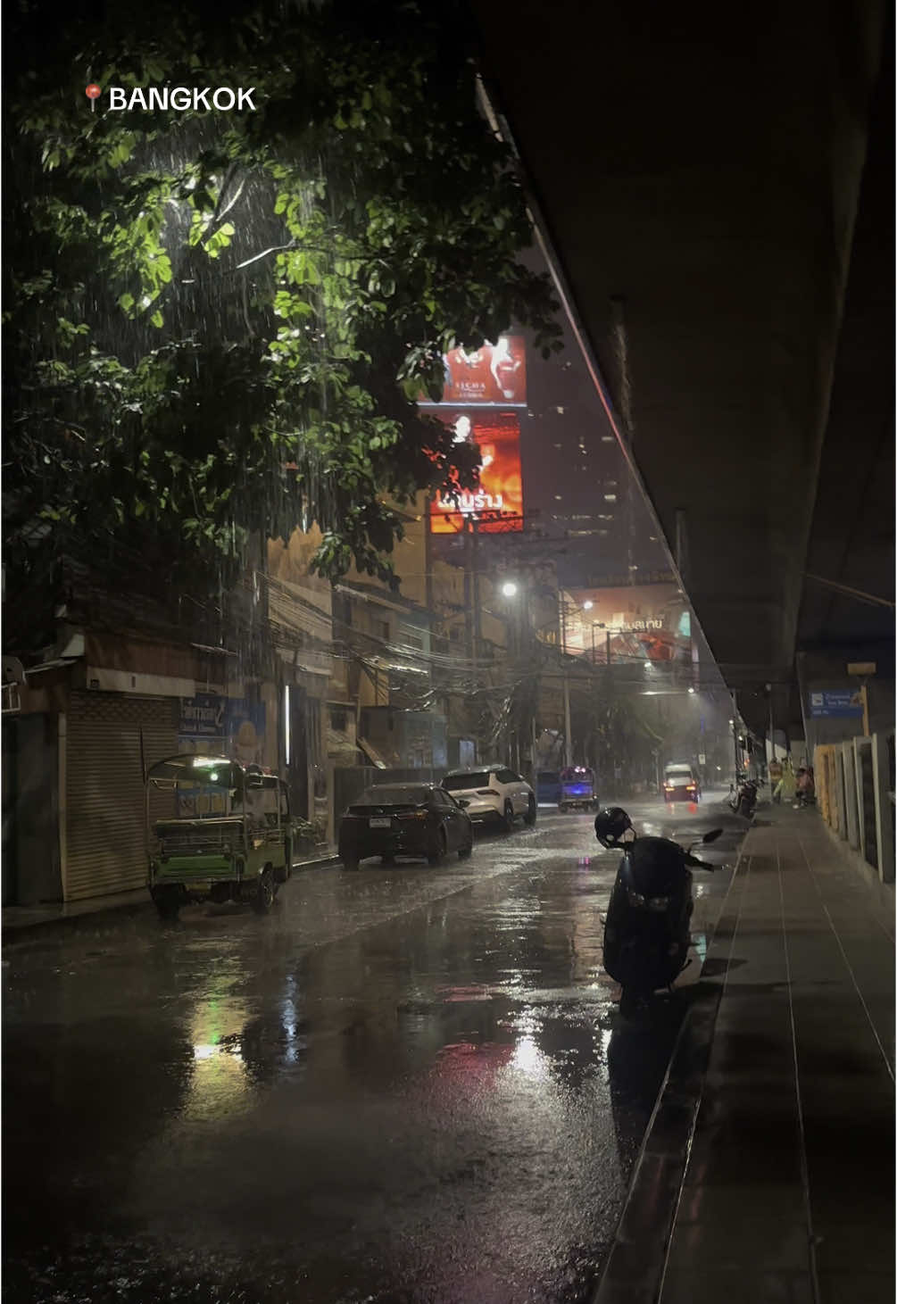 Bangkok in the rain🌃⛈️🇹🇭 I miss bangkok😔