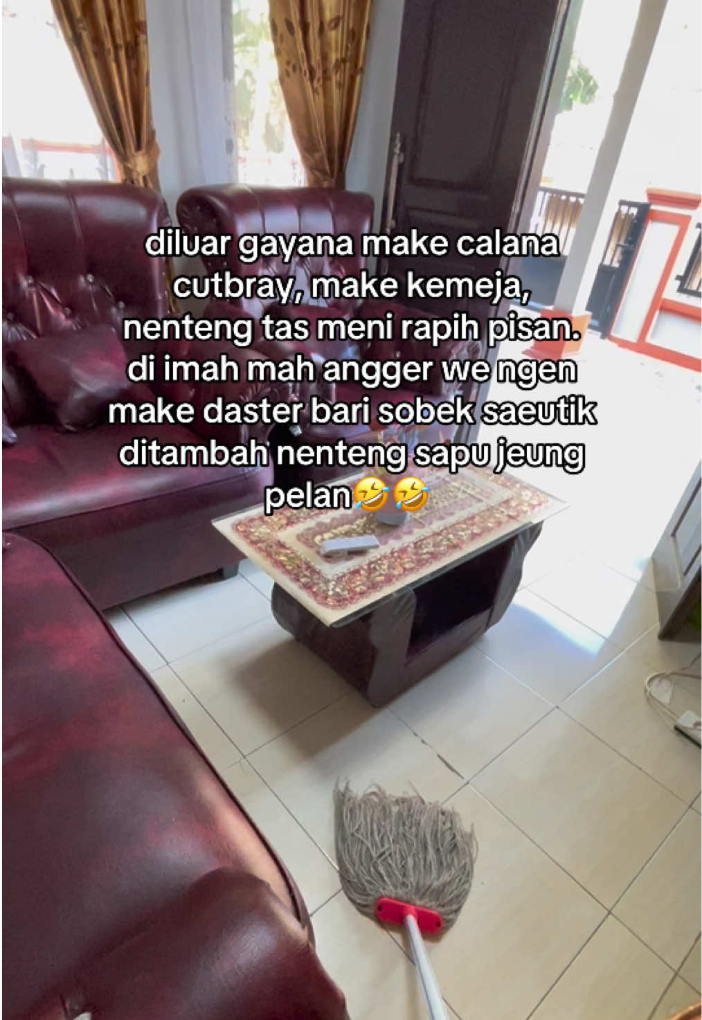 diluar kece di imah jdi ART🤣🤣 #fyp #masukberanda #trending #afiliate #tiktok #dirumahaja #katakata 