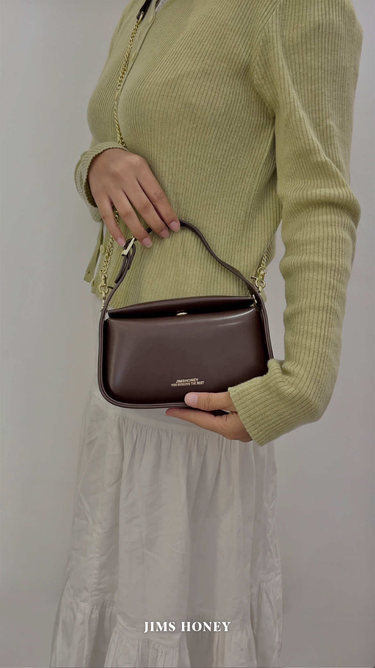 Kindy Bag restock dengan warna brown terbaruu✨ Kecil mungil ini emang jadi top tas Jims Honey yang wajib kamu punyaa🤎👌🏻 #jimshoney #tasjimshoney #tasselempang #racuntiktok #belilokal #Guncang66 #Guncang66SpesialGajian #kindybag #idekadohariguru 
