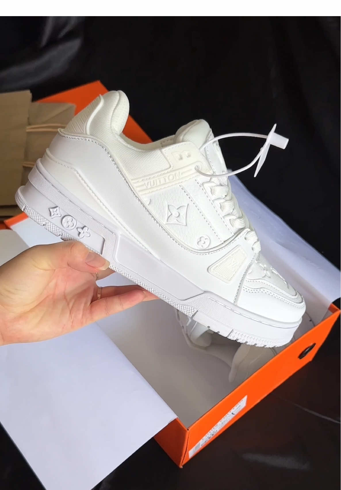 - Lv full trắng vẫn là sang xịn mịn#sneakers #trending #lvtrainer54 #lvfulltrang #giaylvcharm #điemchuanđgnlvnu #louisvuitton 
