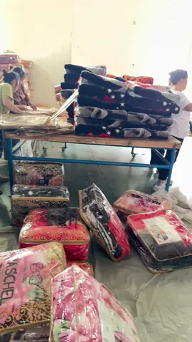 Customer order production is being packaged Blanket factory 80*100cm 100*140cm  160*220cm 180*200cm 200*240cm  2kg 3kg 3.5kg 4kg 4.5kg 5kg 6kg 7kg 8kg all have  #stock #blankets #export #wholesale #import #blanket #yiwu #container #sourcing #factory 