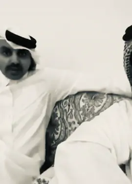 وآخـر مآتسمـعه بـعدهـآ مـن سـوآيـآك  صدك بـلآ دآعـي ومن غـيرر تفسيرر   زعلان قول زعلان وندور رضاك  حتى لو نخسر عليه الدنانير   وارفع يدك ماقلـت لـك مـد يمنـاك ‏سلـم علـي وجعلهـا لـك مسافيـر   ويلي على ادري هو ذا كلها من اقصاك  مستخسر فيني السلا ومساء الخير بعض الخطاء لو تفعله قلت يفداك  و بعض  الخطاء ماينفعه كل تبرير #حمد_المري #B #fyp 