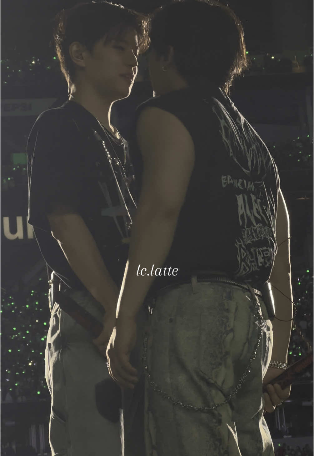 uhh am i interrupting something? #strakids#seungmin#changbin#straykidsworlddomination#straykidsdominateworldtour#straykidsladay2#straykidsla#kpop#kpopconcert#fyp 