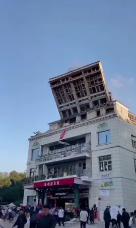A building demolition in Earthquake in Canada #buildingdemolition #demolition #Viralvideo #foryoupage❤️❤️ #fyp 