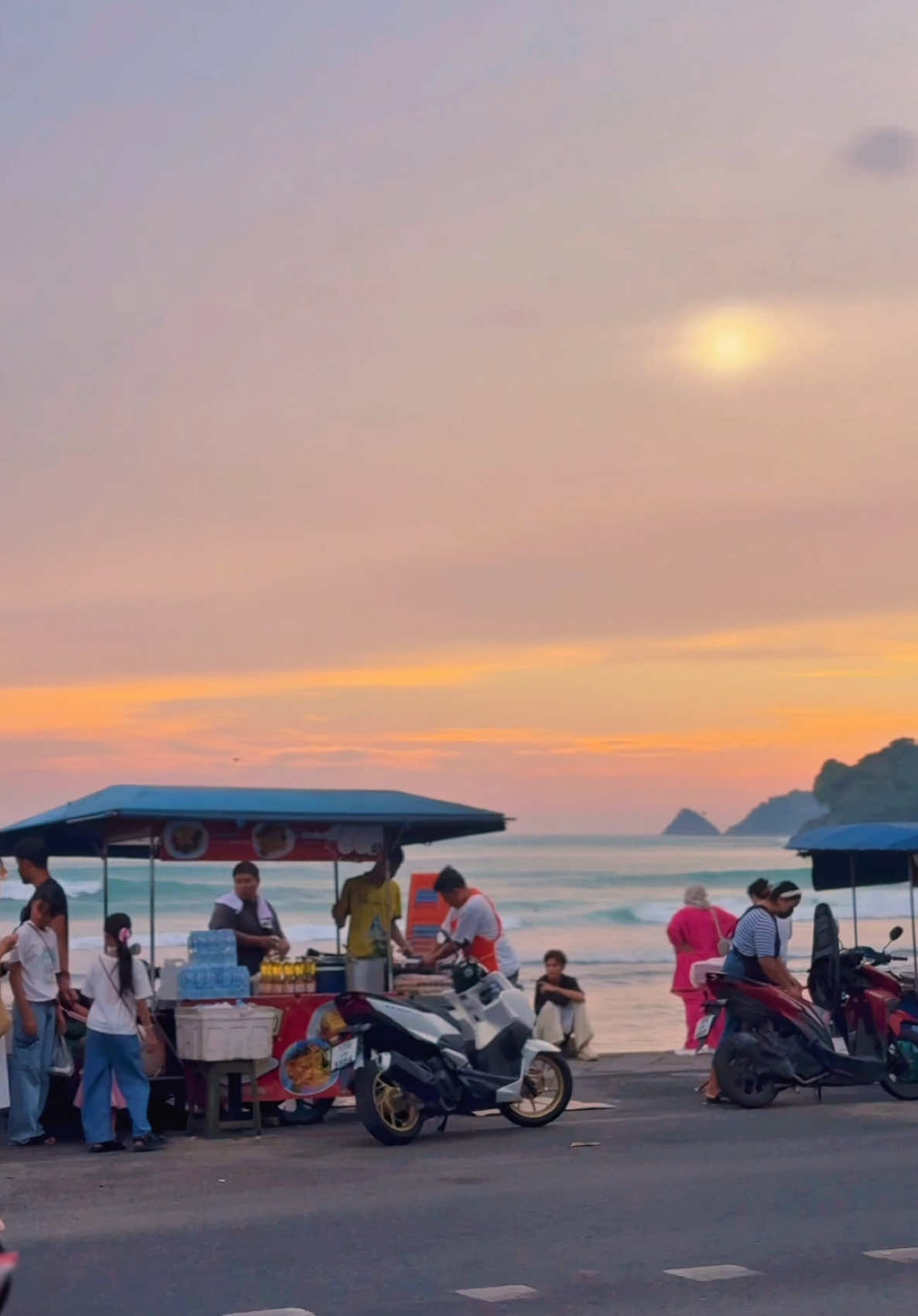 วิวหาดกะหลิม ตอนเย็นมันดีจริงๆ ✨❤️  📍หาดกะหลิม อ.กะทู้ จ.ภูเก็ต #หาดกะหลิม #kalimbeach #หาดป่าตอง #เที่ยวภูเก็ต #Phuket  #ภูเก็ต #ปอปี้ยิ้ม #CapCut  