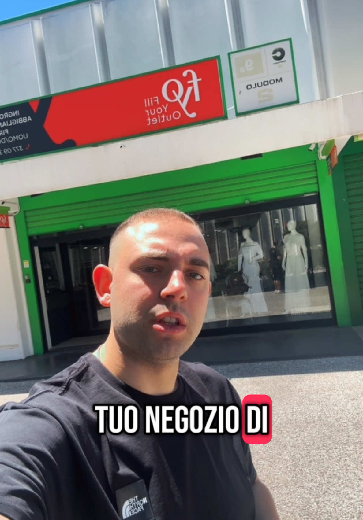 VUOI RIFORNIRE IL TUO NEGOZIO DI ABBIGLIAMENTO #fyofashion #fillyouroutlet #outletstyle #tiktokitalia #outfitinspo #modauomo #modadonna #fashiontok 