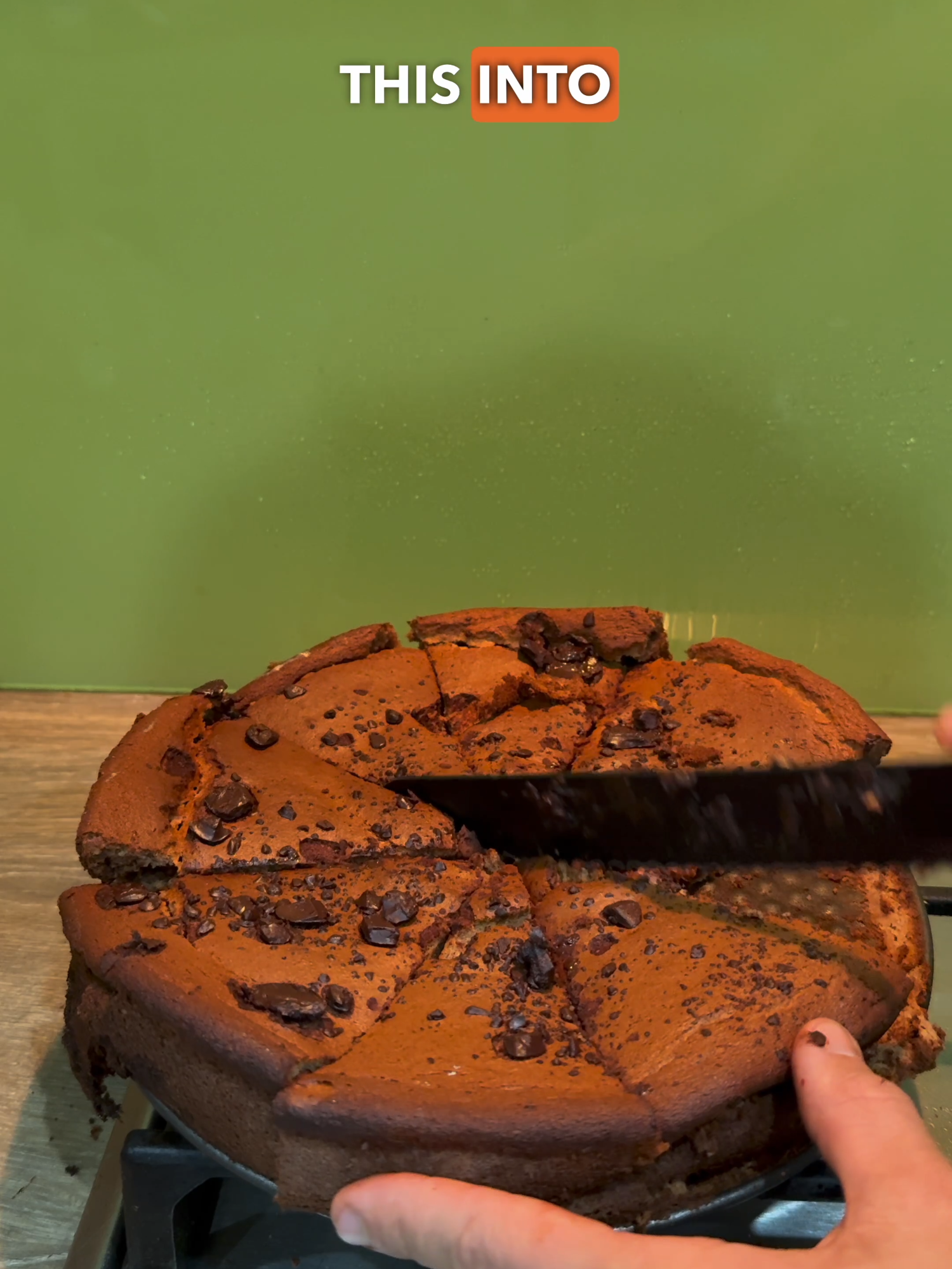 💾 Save this recipe for later HERE ⤵️✨ 📕Make your nutrition 10x easier — get 45+ easy high-protein recipes in my eBook (link in bio)!☝️ 🥘 Super simple high protein snack you can eat on the go. Recipe (8 servings): 🍙 75g Oats 🥛 150ml Almond milk 🍌 3 Large banana 🍑 100g Dates 🍯 20g Honey 🧉 3 Scoops / 90g whey protein 🍫 20g Dark chocolate 🧂 1 tsp Baking Soda 1. Blend everything. 2. Into a dish, top with dark chocolate 4. Bake at 170 degrees c for 35 minutes ➖➖➖➖➖➖➖➖➖ Each serving (1/8): Calories 156 Protein: 9g Carbs: 26g Fat: 3g Let me know if you try this one below! 👇