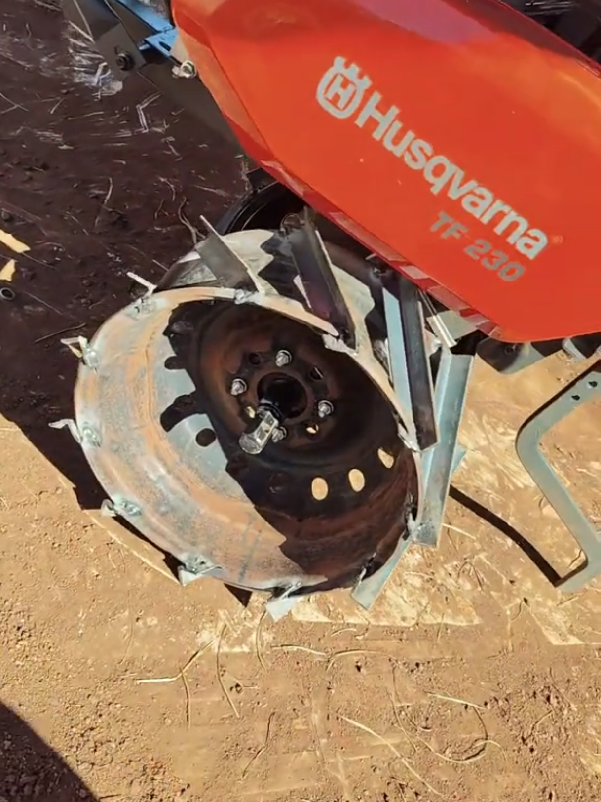 roda de ferro motocultivador caseiro, feito com roda de carro #husqvarna #toyama #branco #motocultivador #tratorito #agro 