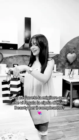 era troppo tempo che volevo prendertela🥹🩷 @Huda Beauty @Huda @battistinialessiaa  #hudabeauty #settingpowder #easybake #hudabeautymakeup #birthdaygirl #powdermakeup #makeup #beauty #perte #fyp 