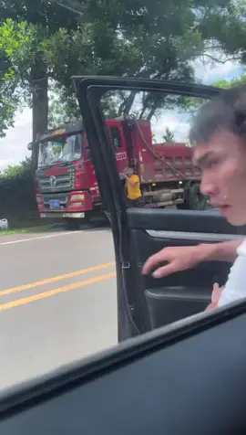 Whether you are driving or repairing a car, you must pay attention to safety. Fortunately, no one was injured.#chinesetruck 