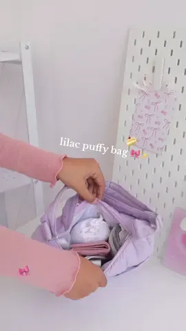 SLING BAG BANTAL 🤏🥰 Sizenya pas banget, ga bikin keliatan gede tapi bisa muat banyakk 😆  Muat:  mukena travel ✅ novel ✅ tumbler kecil ✅ #puffyslingbag #dailybag #slingbagwanita #coquettebag 