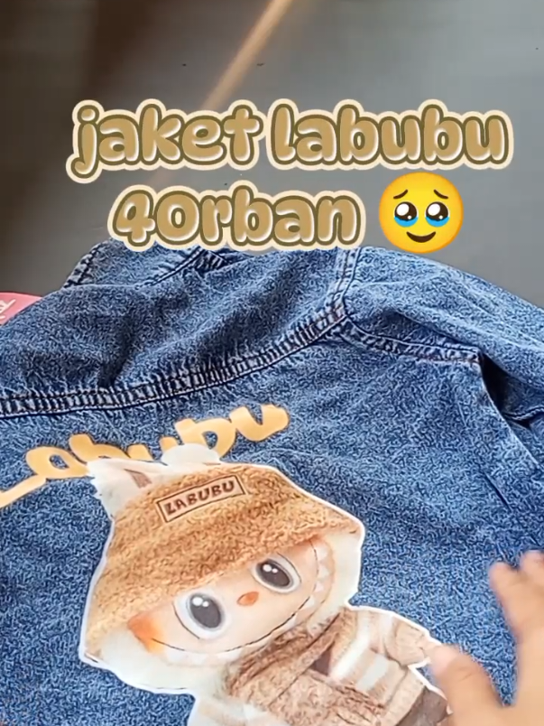 seneng banget si kecil dibeliin jaket motif labubu. #jaketanak #jaketlabubu #jaketanaklabubu #jaket #labubu 
