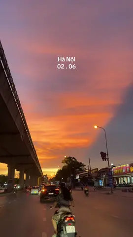 Có khi nào mọi người đi làm về mà cứ mê mẩn nhìn bầu trời mãi không thôi chưa? Hoàng hôn làm mình cứ bị nhớ nhiều thứ, nhất là nhớ nhà...#xuhuong 