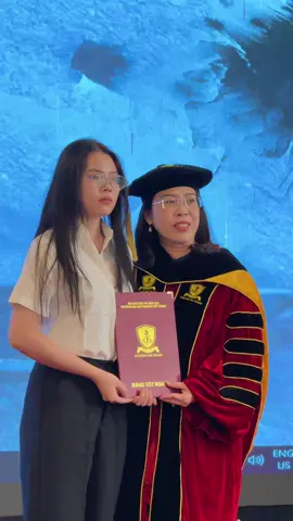 Chiếc ghế trống trong ngày lễ tốt nghiệp. Em gái lặng lẽ bước lên thay anh nhận bằng 🕊️  #NTTU #myhuyen9 #nttuniversity #totnghiep #2k7 #tancunhan #graduation #vairal #LearnOnTikTok #nhatkydamnuocmat #trend #graduation 
