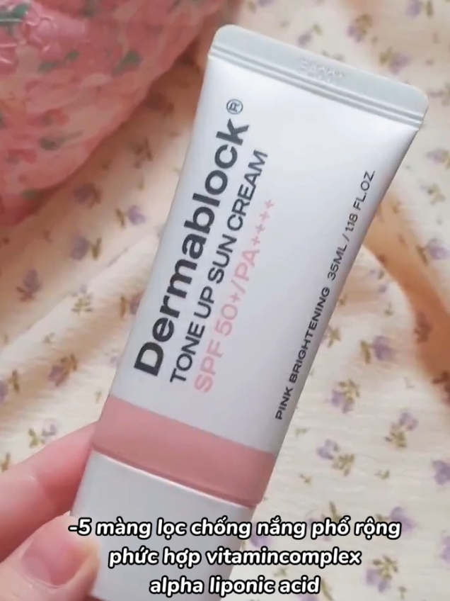 nắng này ra đường khỏi lo trôi kcn nữa 😘#kbeauty #lamdep  #bbsuncream #kemchongnang #dermablock #viral #fyp  #dermablockbycellfusionc #toneup #suncreen#lamdep 