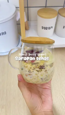 ko bisa yaa isinya sebanyak ini🫐✨ Sarapan sehat cuma 3 menit, cocok banget buat aku yang kalo sarapan maunya sat set tapi tetep enak🤤  #muesli #mueslisafiya #muesliberryyoghurt #oatmeal #breakfast 
