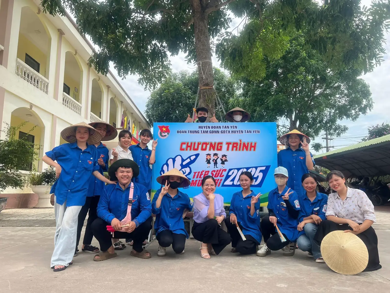 Chúc các sĩ tử thật bình tĩnh, tự tin, làm bài thật tốt để chạm tay vào cánh cửa cấp 3 mơ ước. Đằng sau các bạn luôn có gia đình, thầy cô và cả đội ngũ tình nguyện viên sẵn sàng đồng hành. ✨ Hãy tin vào chính mình – Thành công đang ở rất gần! ✨ #ttgdnn_gdtx #ttgdnn_gdtxtanyen #tiktok #xuhuong 