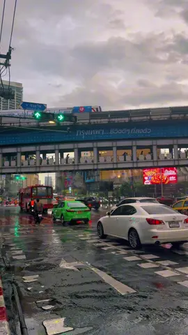 Bangkok never stops not even in the rain. #bangkok 