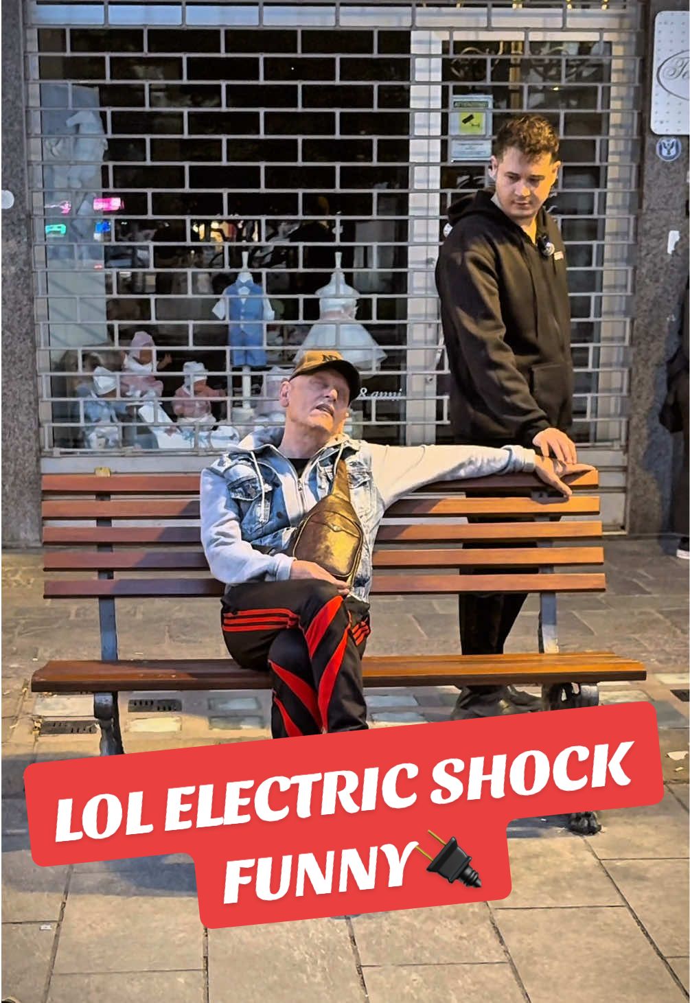 LOL ELECTRIC SHOCK FUNNY🔌. #prankwars #electric #elettrico #shock #divertente #StreetStyle #electrical #costume #reaction #risas #troll 