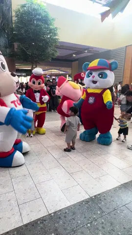 Woahh andaming mascot!! #jollibee #supermario #kidzoona #tomsworld #cocomelon 