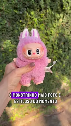 Se você ama colecionáveis estilosos e diferentes, o Labubu vai ganhar seu coração!  Direto do universo The Monsters, ele é perfeito pra quem ama itens únicos, criativos e cheios de personalidade. Quer garantir o seu? É só clicar no botão do Tiktok Shop! 🛍️ #labubu #themonsters #virginia 