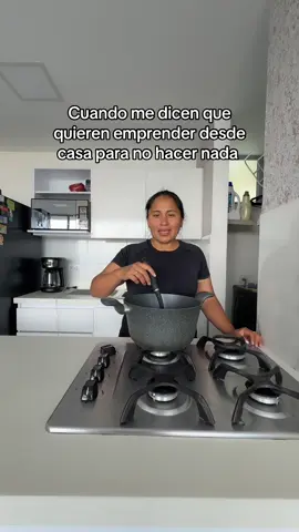 Lo que nadie te dice de emprender desde casa 🫠 Al principio, te tienes que ser TODOLOGO, eres diseñador, vendedor, contable...😅   Y encima… también eres quien cocina, limpia, si tienes niños quien cuida a los niños o a algún familiar. Emprender en casa no solo es trabajar: es aprender a organizarte tú primero, gestionar tu tiempo, priorizar, y lidiar con las interrupciones constantes. 7 Puntos para organizarte al emprender desde casa 1.Establece horarios claros y respétalos    ➤ Define tus horas de trabajo y descanso.      ➤ Incluye bloques para tareas del hogar si aplican.      ➤ Usa un calendario o agenda digital 2. Crea una rutina diaria    ➤ Levántate a la misma hora, desayuna, y prepara tu mente para trabajar.      ➤ Incluye pausas activas y momentos para desconectar. 3. Separa espacios: trabajo vs. vida personal    ➤ Si puedes, usa una habitación solo para trabajar.      ➤ Si no, usa señales visuales (auriculares puestos = estoy trabajando). 4. Prioriza tus tareas diarias (no hagas todo, haz lo importante)      ➤ Usa el método ABCDE o la Matriz Eisenhower: urgente/importante.      ➤ Enfócate en 1 o 2 tareas principales al día. 5. Automatiza y delega cuando puedas    ➤ Usa herramientas de automatización o inteligencia artificial (como Zapier, Mailchimp).      ➤ Aprende a delegar cuando sea posible Aplica estos puntos y vuélvete más productivo en tu día 🫶 #emprendimiento #emprendedor #emprendedorenhomeoffice #negociosenlinea #productividad #autogestion #madreemprendedora 