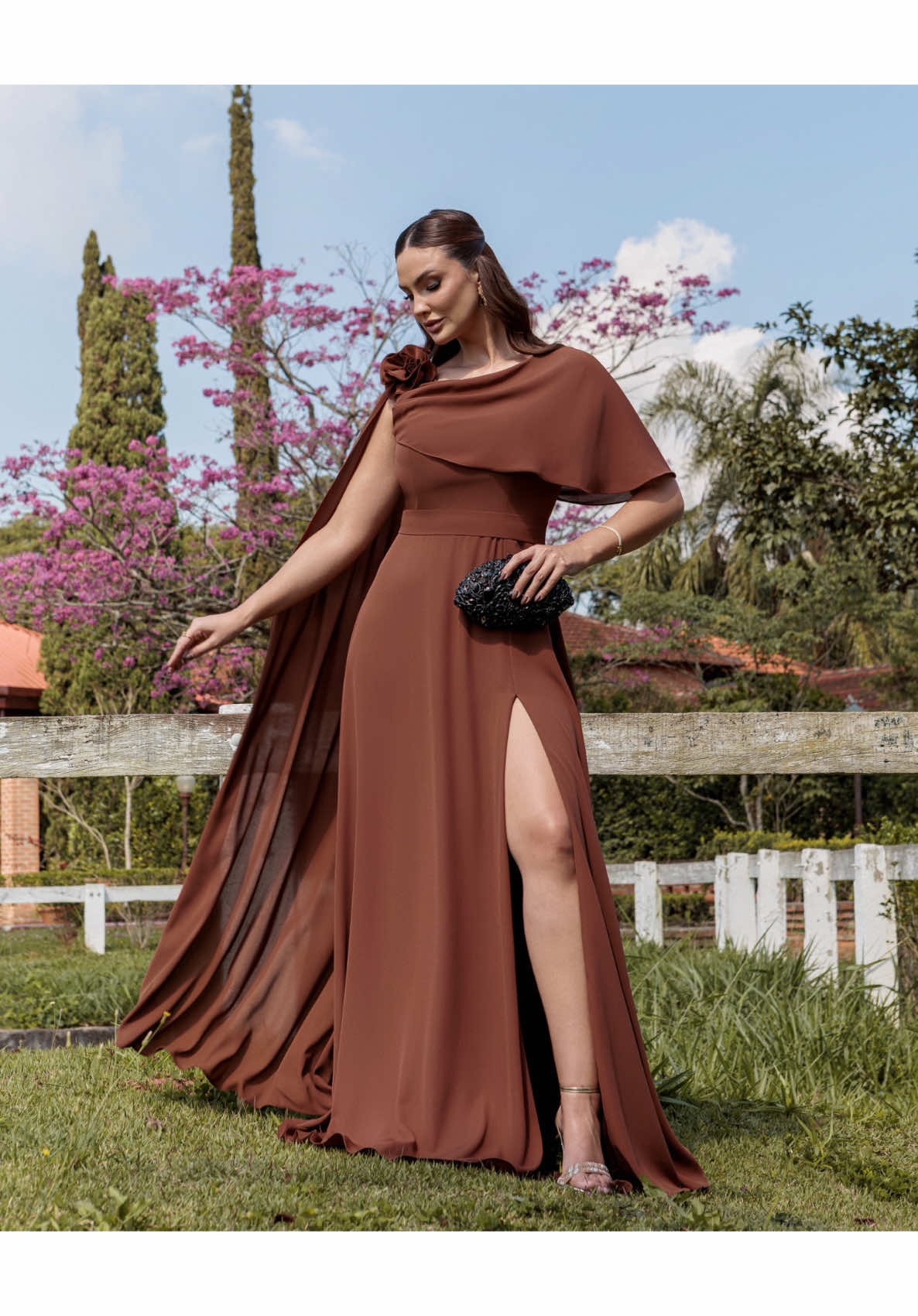 Vestido Longo Crepe Musseline com Capa ✨ . M | G | GG  . 💰539,90 (até 6x sem juros) - 10% pix . Disponível em várias cores! 🛒 Compre pelo nosso site: www.moloja.com.br Enviamos para todo o Brasil 🇧🇷  📍Rua Barão do Rio Branco, 742 Rebouças - PR. . . #modafeminina #empreendedorismo #modafesta #madrinhadecasamento