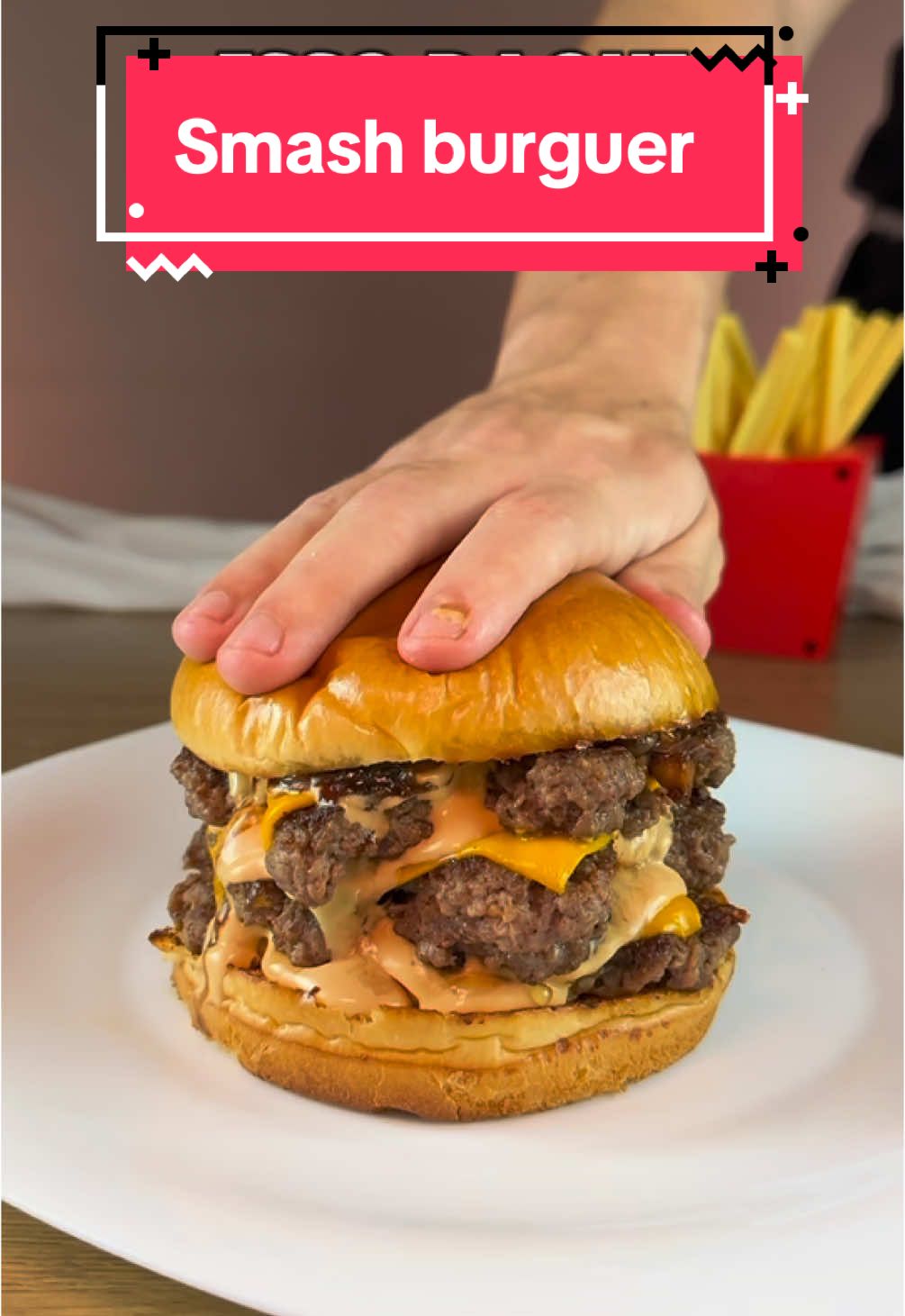 O SEGREDO DO SMASH BURGUER AMERICANO! 😋 #receitafácil #receitassimples #hamburguer #hamburguerartesanal #receitapratica  • • • ⚠️(ingredientes)⚠️ -1 pão de hambúrguer -1 cebola -200g de acém moído -100ml de cerveja -50g de molho especial (ketchup, mostarda, maionese e água do picles - deixar pronto) -1 fatia de queijo amarelo