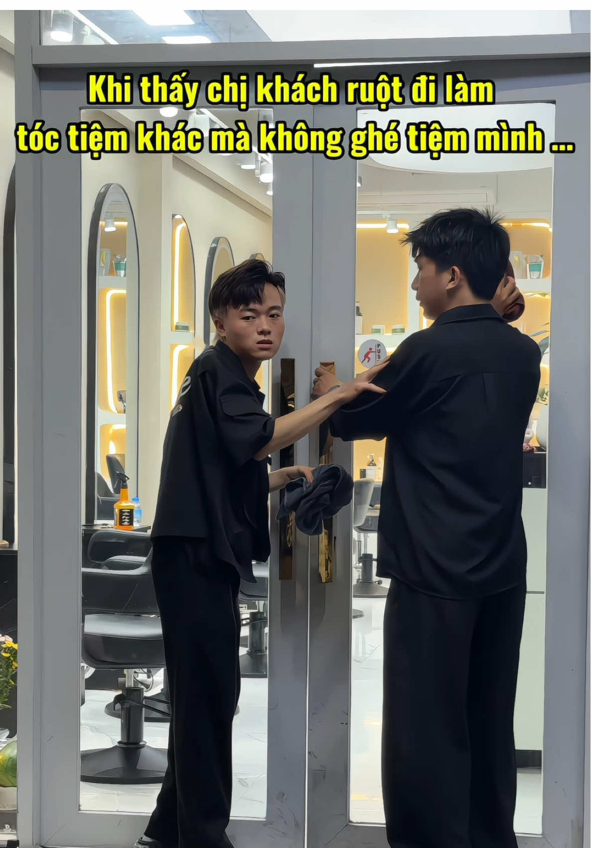 Chị khách ruột đi làm tiệm khác #xuhuong #xuhuongtiktok #haihuoc #giaitritiktok #videoviraltiktok #siyusalon #Thinhhanh #giaitritonghop24h #hair #trendingvideo #viralvideo 