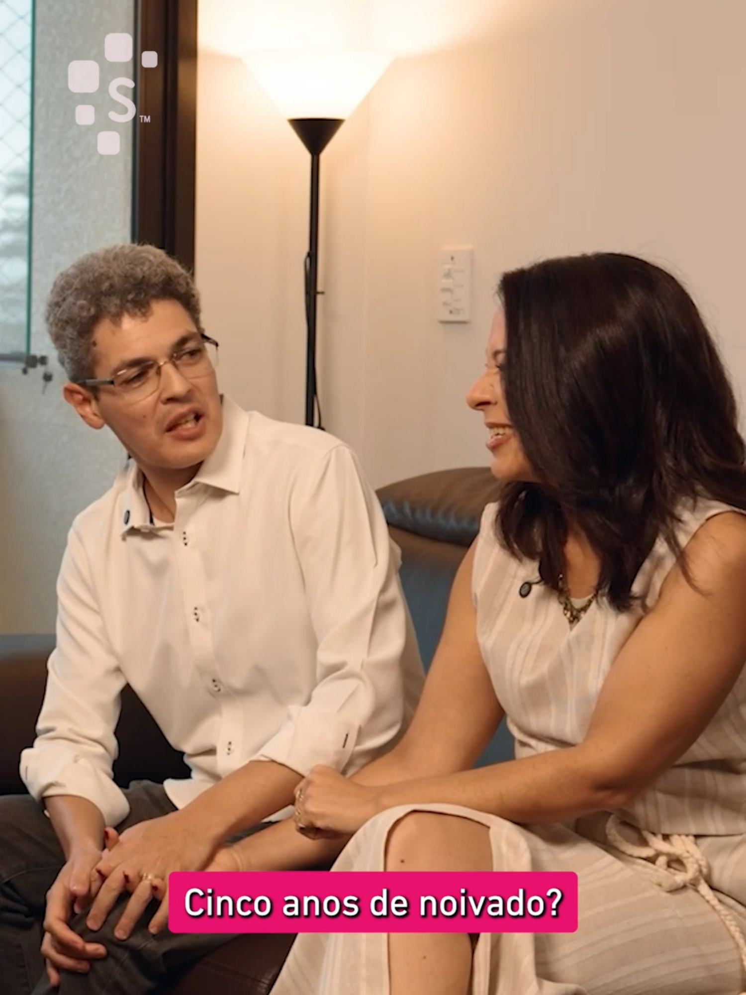 Até quando é de bom tom manter um noivado?! 🤪 Esse assunto a Viviane e o Adriano manjam! 😮‍💨😂 🔗 Episódio 03 NO AR - Serasa Ensina (YouTube) #SerasaEnsina #Serasa #RealityFinanceiro #RealityCasamento