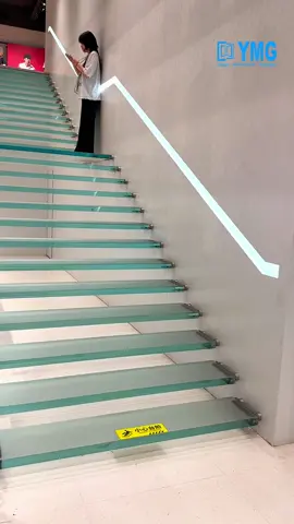 Do you know how this glass staircase is made? #muttat #glassdesign #modernhomedesign #contemporaryliving #homeimprovement #luxuryliving #dreamhome #architecturalbeauty #staircasegoals #customstairs #interiorstyling #floatingstairsdesign #architecturaldetails #glassrailings #homerenovation #designinspo #customhome #interiorinspiration #innovativedesign #homedecorIdeas #stairrailing #stairdesign #construction #gardecorps #aluminum #hardware #gazebo #handrail #buildings #guardrail #house #GlassRailing #glasswork 