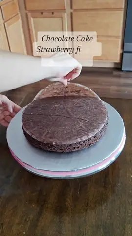 Crumb Coat & Fill with me 😊  #chocolatecake #buttercream #customcakes #parati #fyp #fy #fromscratch #strawberryfilling #caketutorial #caketutorial #cakecreator #pasteles #cake #yummycake #delicious 