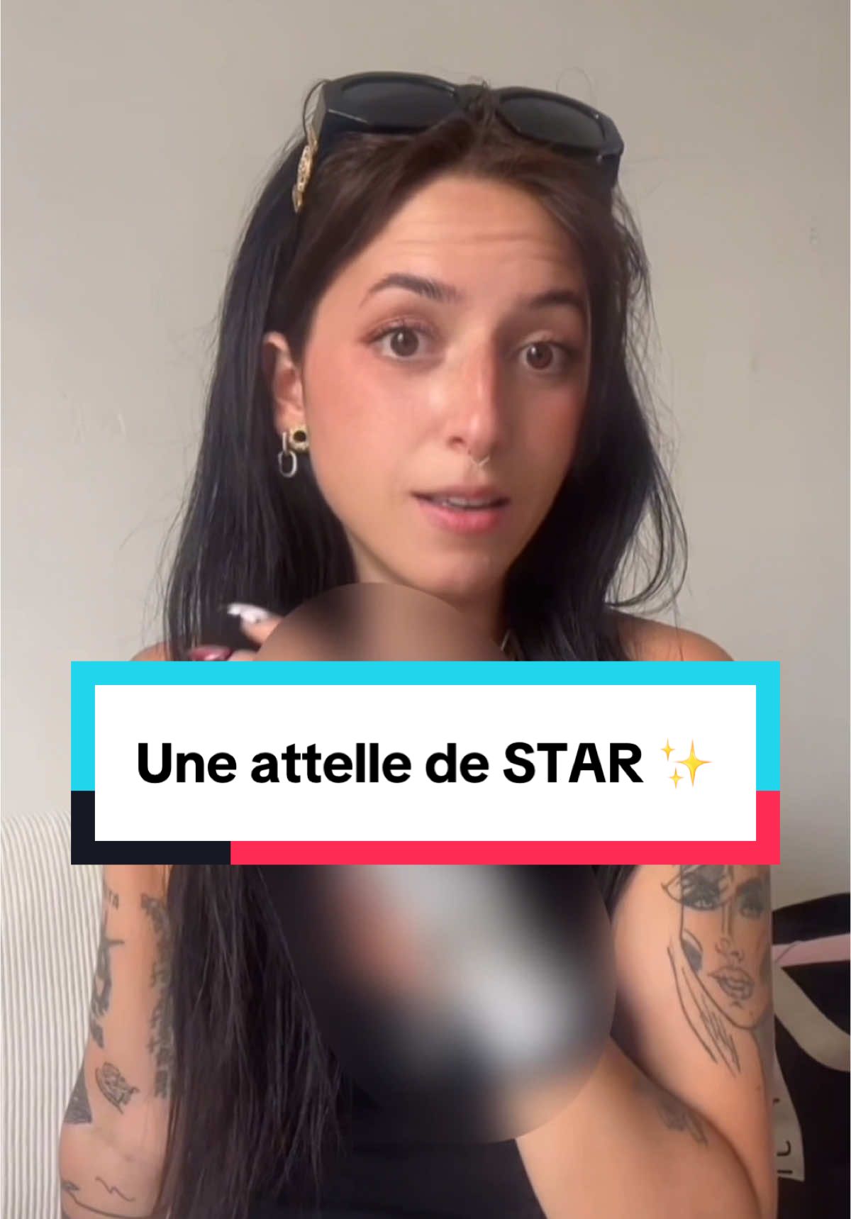 Qui peut s’asseoir à ma table, et me dire qu’il a une plus belle attelle que la mienne ?  Vraiment, je suis beaucoup trop fan de ce Medecin 😍 Si jamais vous avez des accidents à jour, dites-moi et je vous dirai son nom aha ✨
