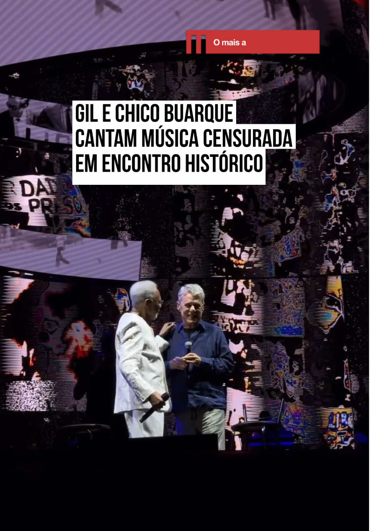 #GilbertoGil e #Chico uarque protagonizaram um momento histórico na noite do último sábado (1º/6), durante a última apresentação da turnê Tempo Rei no Rio de Janeiro (RJ). Os dois cantaram juntos a música Cálice, composta por eles em 1973 e censurada durante a ditadura militar. O reencontro aconteceu na Marina da Glória e contou com a participação surpresa de Chico Buarque. A presença do artista emocionou o público e marcou um momento simbólico de reparação histórica. Escrita como crítica ao regime militar, #Cálice teve a estreia barrada por censores durante o festival Phono 73, quando os microfones dos compositores foram desligados por ordem do governo. #TikTokNotícias  🎥 @gilbertogil