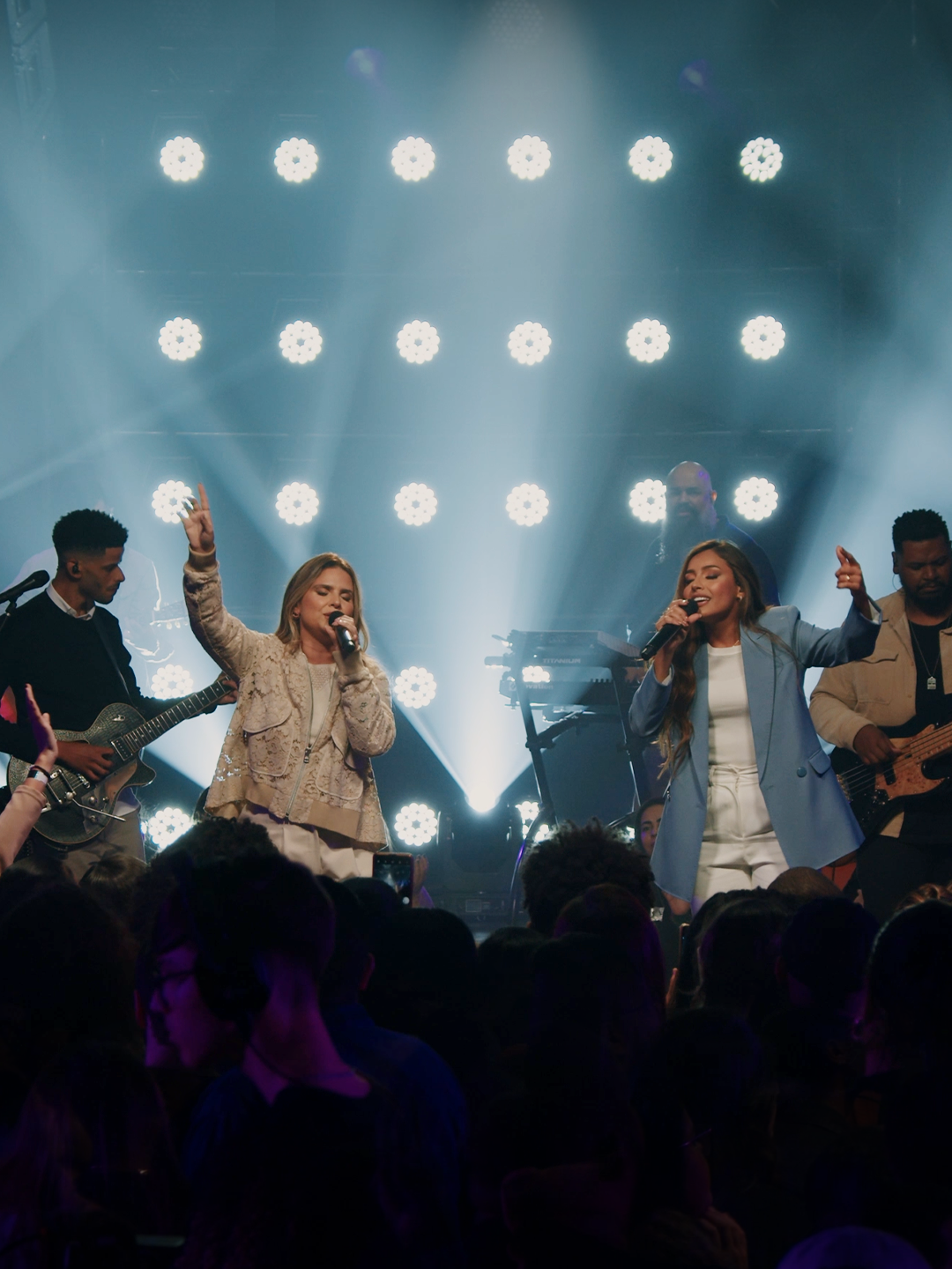Poderíamos por horas falar da suficiência de Cristo. Só em Jesus verdadeiramente encontramos a plenitude.🙏🏻🙏🏻🙏🏻 E é sobre isso que @mariborgesoficial e @alinebarros cantam na versão oficial em português deste sucesso do grupo @uncorazonoficial.🧡 Não deixe de conferir!