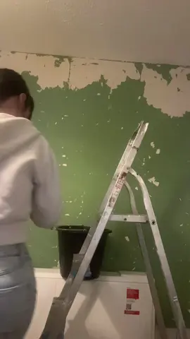 Last bit of wallpaper gone!. #wallpaper #wallpaperstripping #DIY #diyproject #featurewall #gettingthingsdone #staypretty