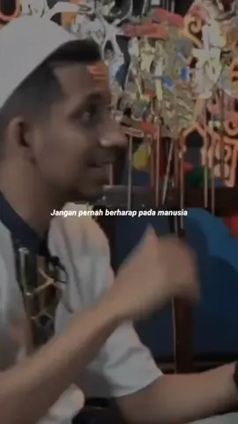 berharap sama manusia itu hampa,berharap sm benda itu sirna,yakinlah dg dirimu sendiri,bahagialah atas dirimu sendiri jgn libatkan orang lain untuk bahagiamu@Gibran Rakabuming @habib.husein.jafa 