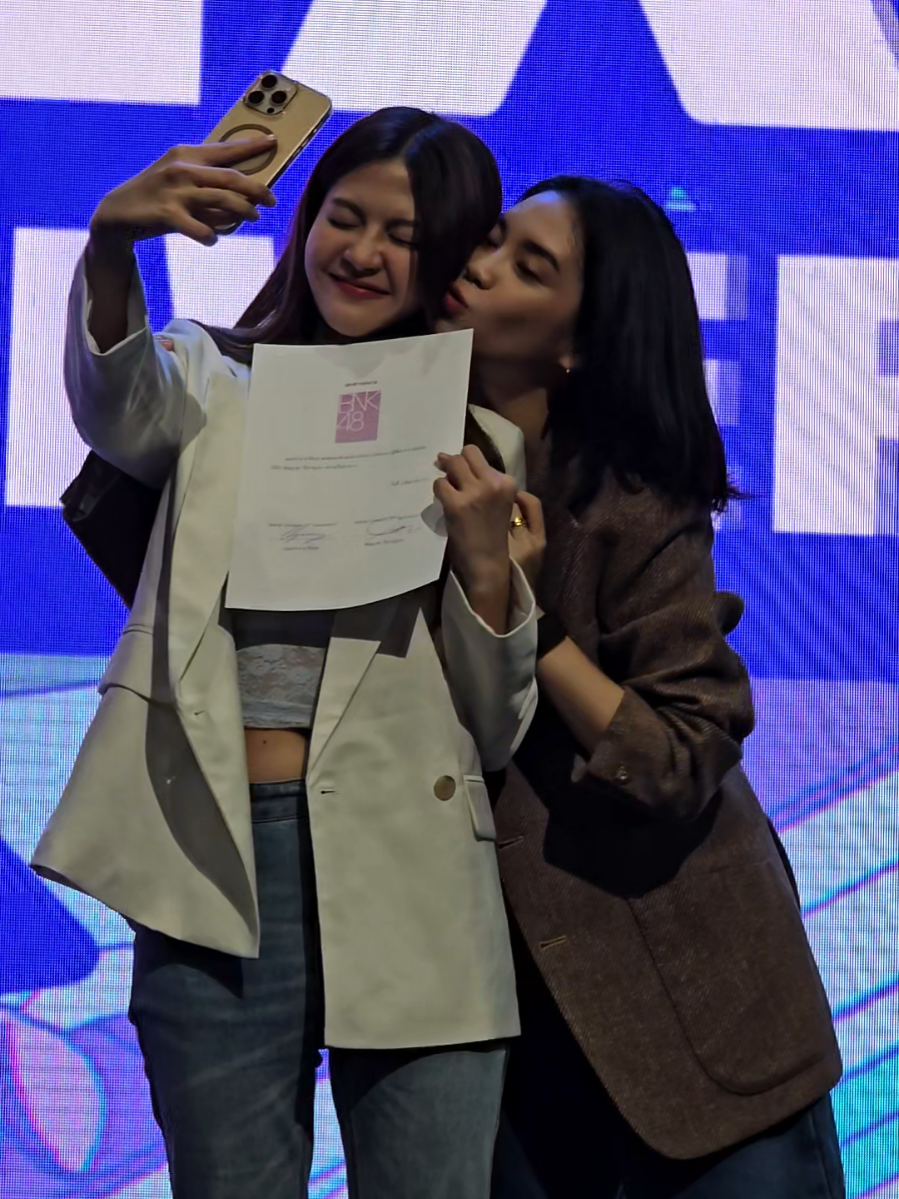 ยินดีกับคู่รักด้วย😅 เอ้ย ยินดีกับตำเเหน่งผู้จัดการวงด้วยครับพี่ PopperBNK48 🎉 @popper.bnk48official  @ccherprang.ark  #bnk48  #48expo_th  #popperbnk48 #cherprangareekul  #cgm48  #idol #foryou #เทรนวันนี้ 